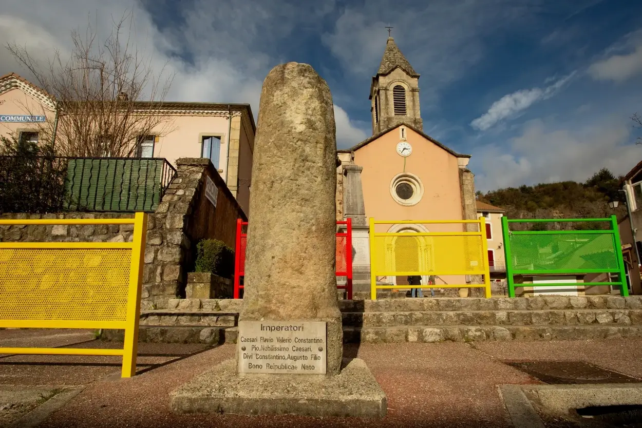 Borne milliaire de Pont-de-Labeaume